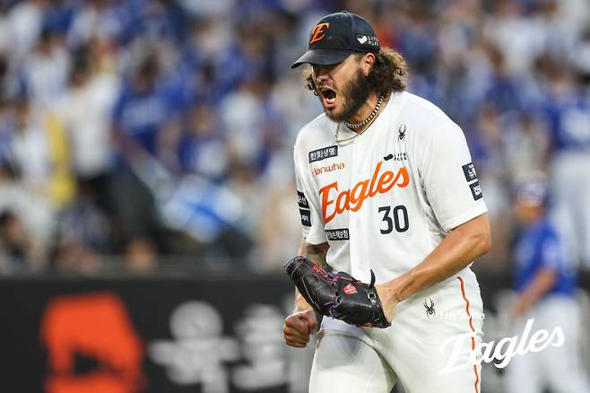 '13승 무패!' KBO 4번째 대기록 폰세가 썼다, '158㎞'로 삼성 타선 무실점 제압 [IS 스타]