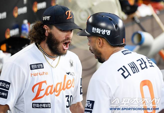 몬스터월 두 번 넘겼다! 에이스도 돌아왔다…선두 한화의 힘 보여줬다! 삼성 잡고 3연패 탈출 [대전 리뷰]