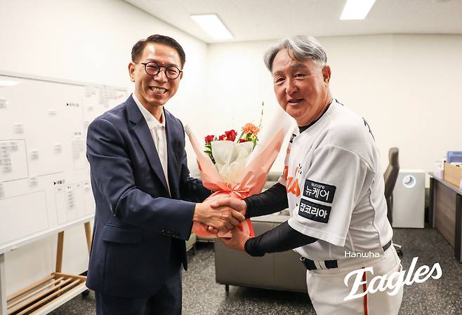 3연패 탈출! 선두 한화, 또 하나 경사도 있었다…