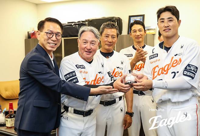 3연패 탈출! 선두 한화, 또 하나 경사도 있었다…