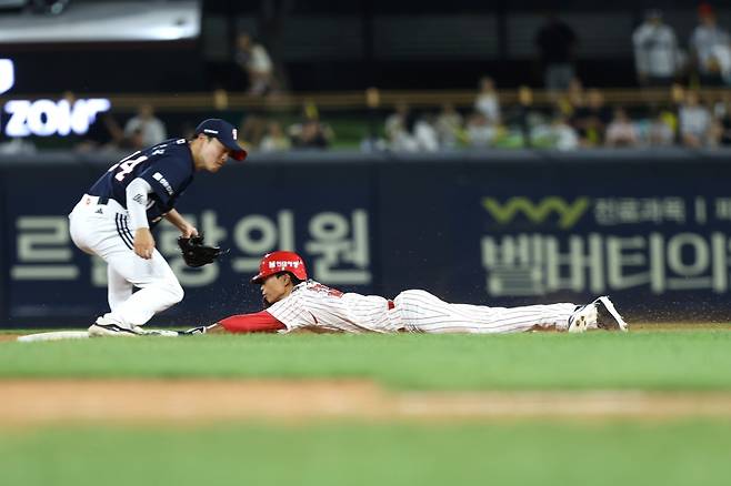 KIA 연장 11회 무사 만루서 이럴수가... '통한의 투수 실책 또 실책' 혈투 끝에 두산과 2:2 무승부 '7연패 탈출은 다음 기회로' [광주 현장리뷰]