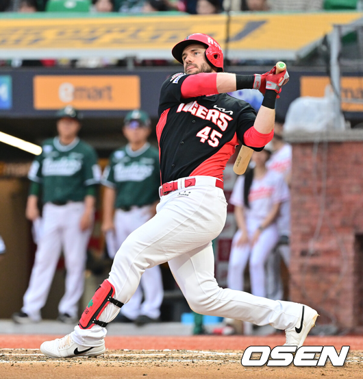 치명적 실책 문책성 교체→9회 대타교체 수모...단호해진 이범호 감독, 후반기 AVG .125 위즈덤 신뢰 잃었나