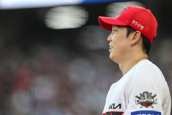 번트 실책 2번에 만루 무득점 2번이라니, 다 잡은 승리 제 발로 걷어찬 KIA…'대체 선발' 나오는데, 또 지면 8연패다