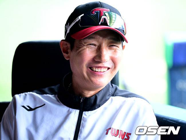 ‘신인왕 후보 격돌’ 염갈량 솔직 속내 “안현민 솔로포+2안타 치고 승리는 송승기가 챙겼으면” [오!쎈 잠실]
