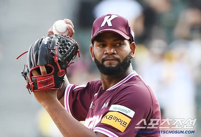 '이럴거면 후라도 잡지' 7명에게 44억 쏟아부었다…그는 키움의 벤츠가 될 수 있을까?