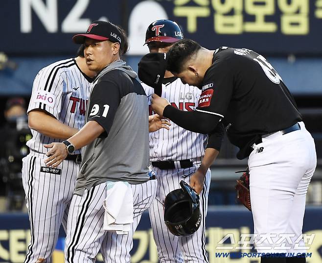 세상에 이런 불운이...오지환 갑작스런 교체, 대타로 나온 손용준 149km 강속구 '충격 헤드샷' [잠실 현장]