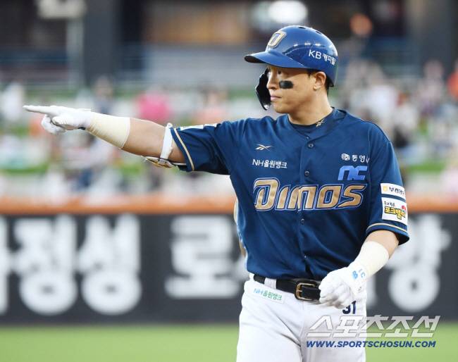 [단독] '현역 타율 3위' 손아섭, 전격 한화행…트레이드 마감일 지명권 극적 합의