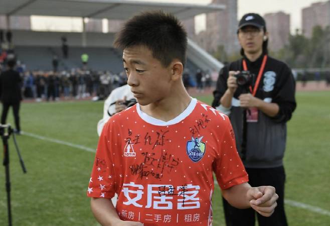 한국까지 '와르르' 무너뜨린 中 축구의 새 희망, 선배들과 다르다!