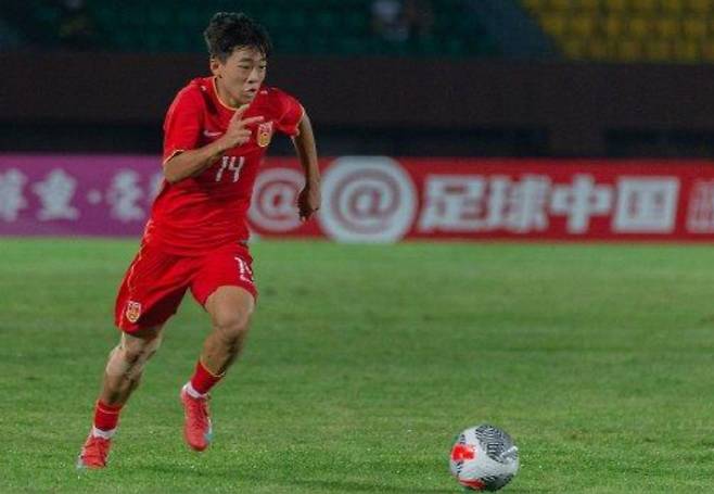 한국까지 '와르르' 무너뜨린 中 축구의 새 희망, 선배들과 다르다!
