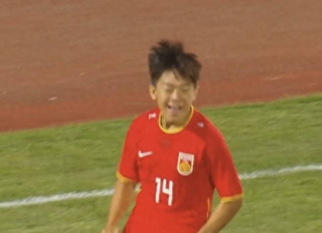 한국까지 '와르르' 무너뜨린 中 축구의 새 희망, 선배들과 다르다!
