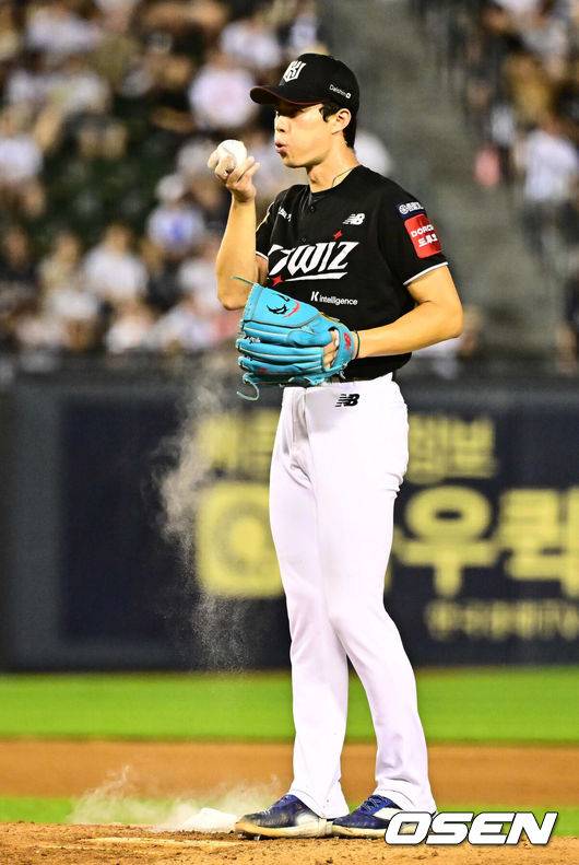 ‘프로 맞아?’ 투수 강백호 144km 던지면 뭐하나…외인 에이스 7실점 퇴장→1R 신예 9실점 초토화, 충격 스윕패 당하다