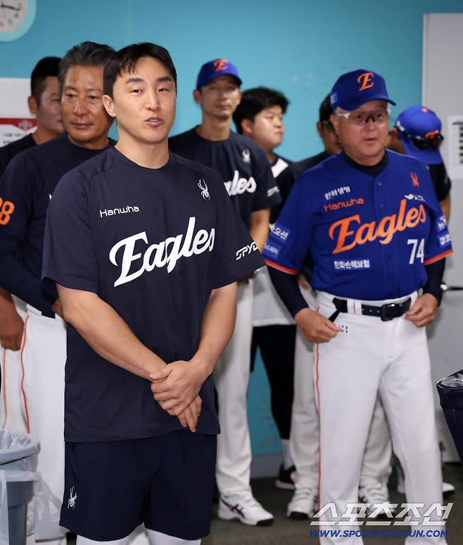'잘 부탁드리겠습니다' 트레이드 다음날 바로 합류한 새 식구 손아섭 챙긴 김서현과 문동주 [광주 현장]