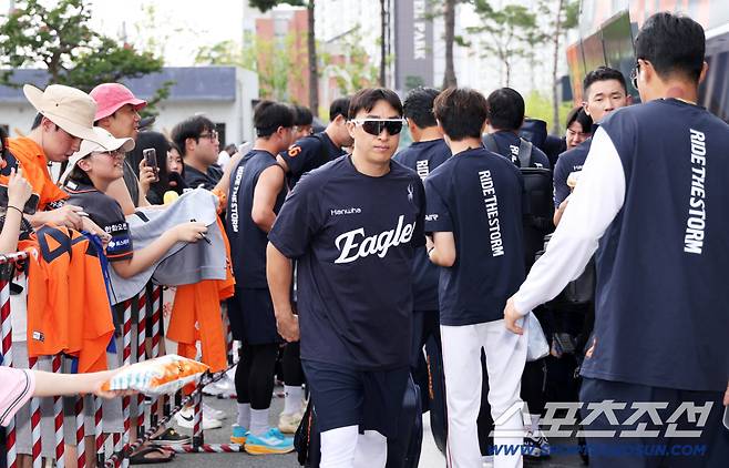 '잘 부탁드리겠습니다' 트레이드 다음날 바로 합류한 새 식구 손아섭 챙긴 김서현과 문동주 [광주 현장]