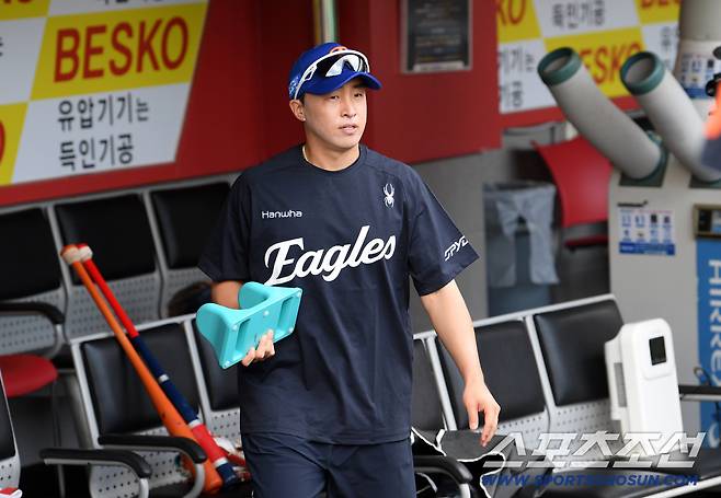 '잘 부탁드리겠습니다' 트레이드 다음날 바로 합류한 새 식구 손아섭 챙긴 김서현과 문동주 [광주 현장]