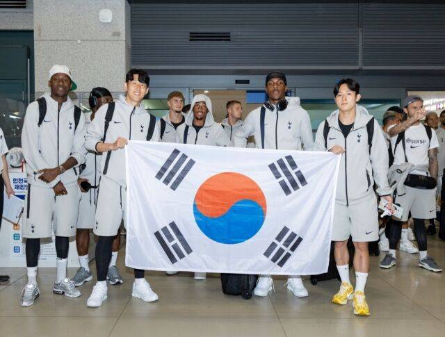 한국팬 선물에 감격한 매디슨, 공항에서 마지막까지 팬 서비스…토트넘 선수단 입국