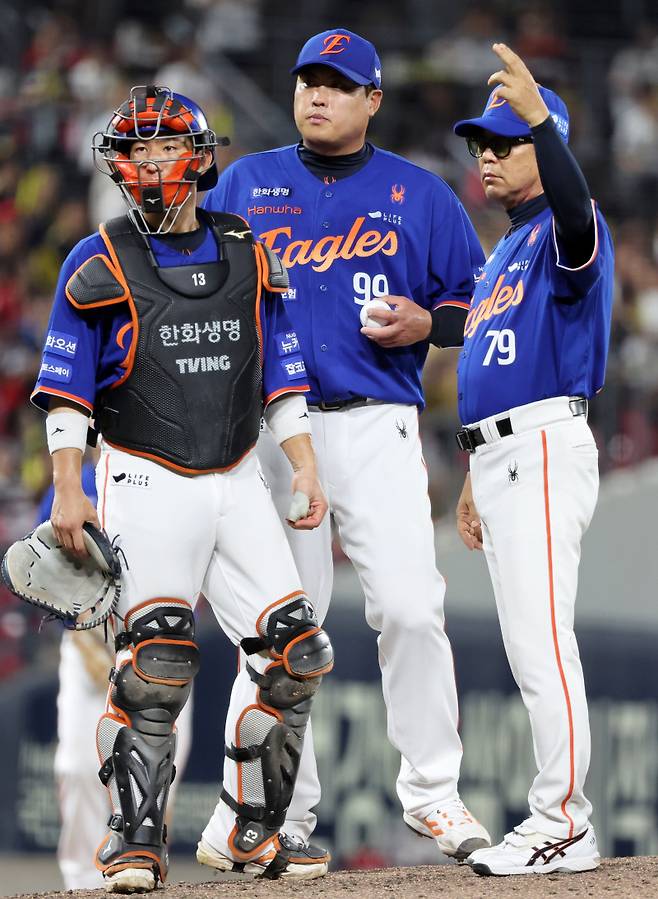 실점 연결 실책, 투수 교체 직후 실점, 끝내기 견제사까지…한화 발등에 불 떨어졌다 [IS 냉탕]
