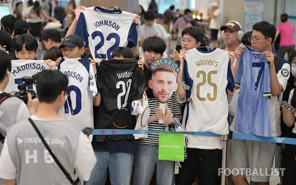 '공항서 눈물 펑펑' 3개월간 만든 보석 십자수 전달식! 매디슨을 사랑한 토트넘 팬 감동 사연
