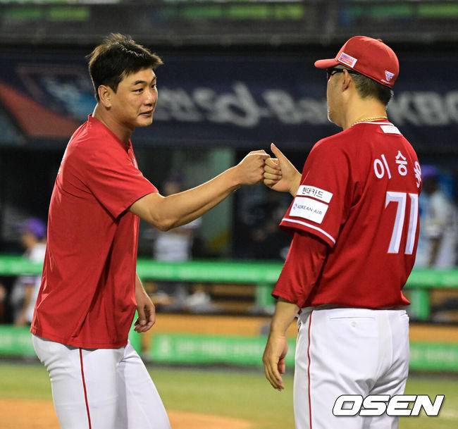김광현 왜 ‘2년 선배’ 최정에게 일침 날렸나…쓴소리 후 타율 .412 부활, “형, 내 말 기분 나쁘게 안 들어줘서 고마워”