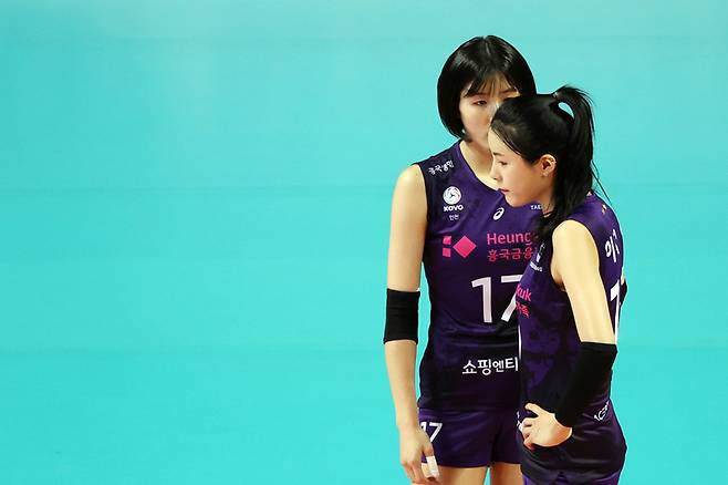 4년 만에 코트 복귀한 이재영, 등 뒤엔 여전히 싸늘한 여론