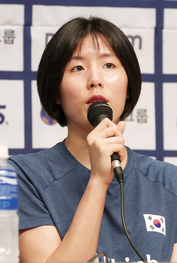 4년 만에 코트 복귀한 이재영, 등 뒤엔 여전히 싸늘한 여론