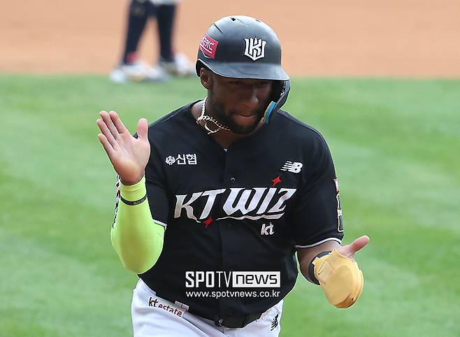 '충격 퇴출' KBO 외인타자 레전드 됐는데 韓 떠났다…후반기 6푼9리 한숨, 천하의 로하스여도 참을수 없었다