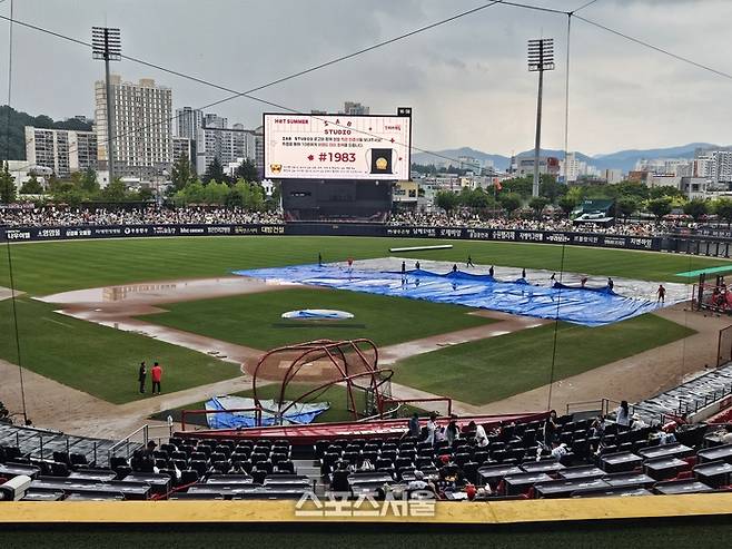 ‘갑작스러운 폭우’ KBO 광주 한화-KIA전, ‘오후 7시’ 시작으로 1시간 연기 [SS광주in]