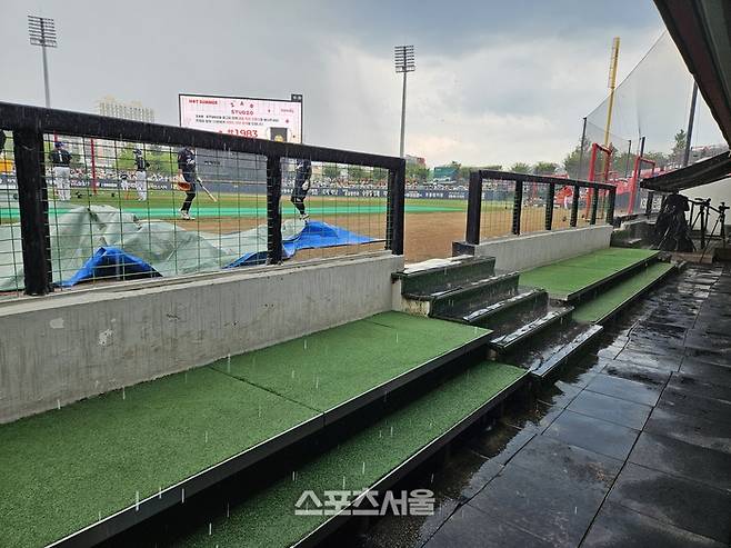 ‘갑작스러운 폭우’ KBO 광주 한화-KIA전, ‘오후 7시’ 시작으로 1시간 연기 [SS광주in]