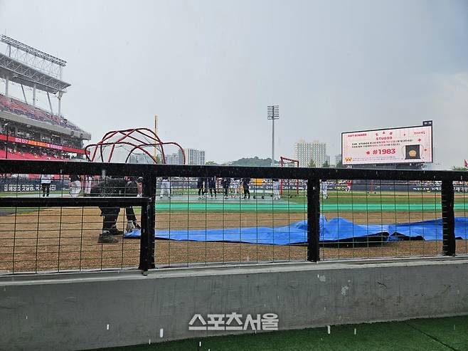 ‘갑작스러운 폭우’ KBO 광주 한화-KIA전, ‘오후 7시’ 시작으로 1시간 연기 [SS광주in]