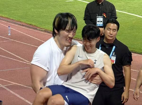 '골리앗' 최홍만, 손흥민 들어올렸다!... '수줍SON' 부끄러워 얼굴도 가려