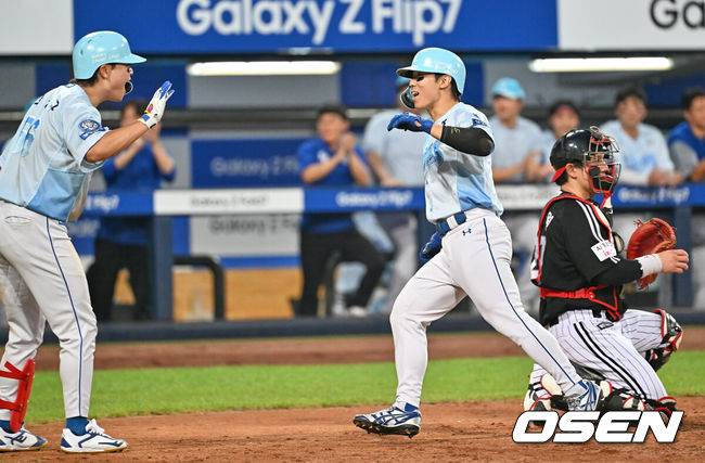 'LG가 60승 선착. 한화 0.5경기 따라 붙다' 홈런 5방 공방전→오지환 결승포→LG, 삼성에 3-2 승리...삼성 4연패 수렁 [대구 리뷰]