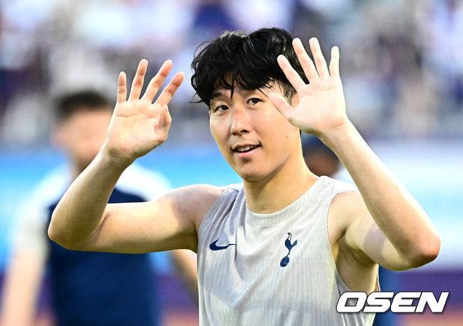 훈련 도중 아이스박스에 주저앉은 손흥민...빠른 조치 후 훈련 복귀 '다행이다!' [오!쎈 현장]