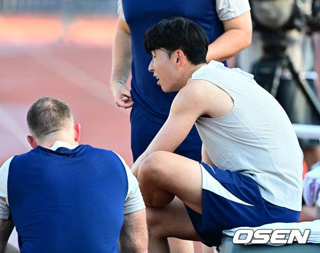 훈련 도중 아이스박스에 주저앉은 손흥민...빠른 조치 후 훈련 복귀 '다행이다!' [오!쎈 현장]