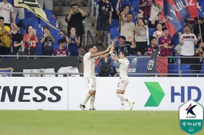 김판곤 감독 고별전이었는데... ‘11경기 무승’ 울산, 수원 FC전 2-3 역전패···‘싸박·윌리안 듀오 막지 못했다’ [MK현장]