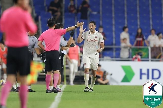 김판곤 감독 고별전이었는데... ‘11경기 무승’ 울산, 수원 FC전 2-3 역전패···‘싸박·윌리안 듀오 막지 못했다’ [MK현장]