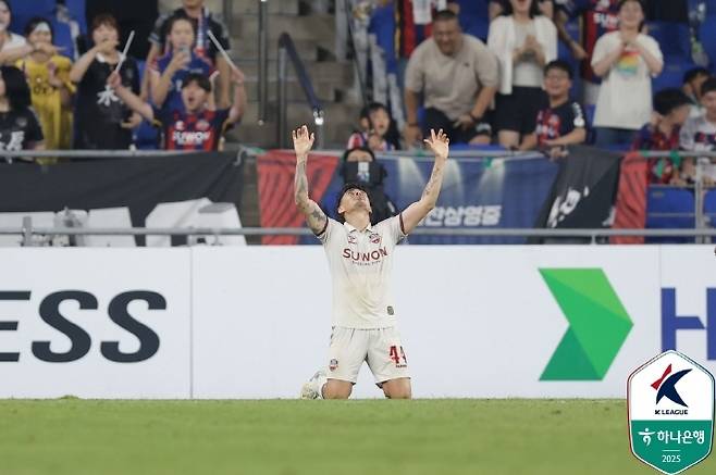 김판곤 감독 고별전이었는데... ‘11경기 무승’ 울산, 수원 FC전 2-3 역전패···‘싸박·윌리안 듀오 막지 못했다’ [MK현장]