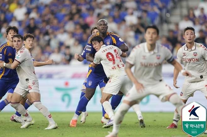 김판곤 감독 고별전이었는데... ‘11경기 무승’ 울산, 수원 FC전 2-3 역전패···‘싸박·윌리안 듀오 막지 못했다’ [MK현장]