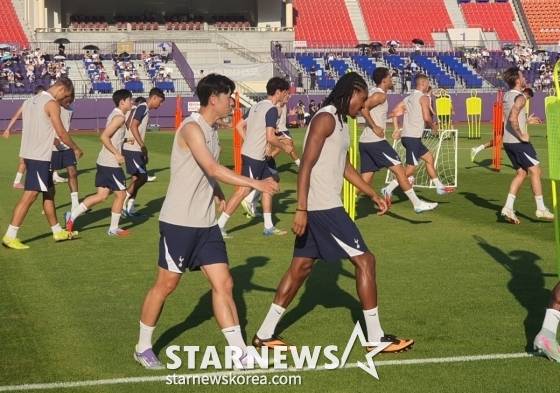 '흥민이형 가지마' 비수마, 계속 흐르는 눈물 훔쳤다... '정든 캡틴' 보내는 토트넘 동료의 쓸쓸함 [안양 현장]
