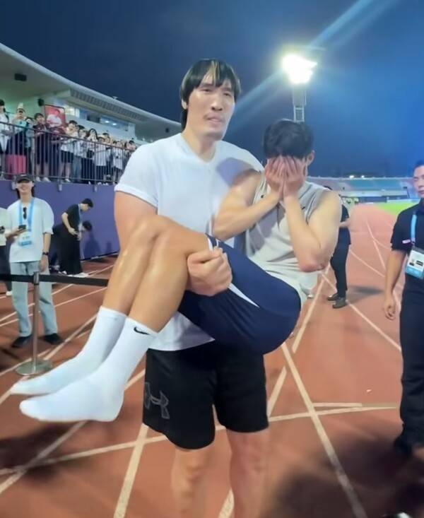 [현장포커스] '쏘니가 공주님처럼 안겼다!'...'결별 발표' 피지컬서 압도된 손흥민, 이례적 상황에 관심 폭발→218cm 거구, 축구 거인과 만남 성사