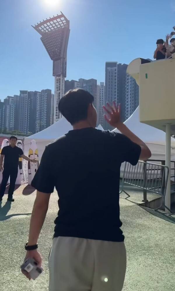 [현장포커스] '쏘니가 공주님처럼 안겼다!'...'결별 발표' 피지컬서 압도된 손흥민, 이례적 상황에 관심 폭발→218cm 거구, 축구 거인과 만남 성사