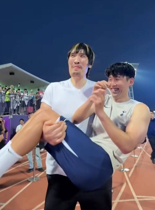 [현장포커스] '쏘니가 공주님처럼 안겼다!'...'결별 발표' 피지컬서 압도된 손흥민, 이례적 상황에 관심 폭발→218cm 거구, 축구 거인과 만남 성사