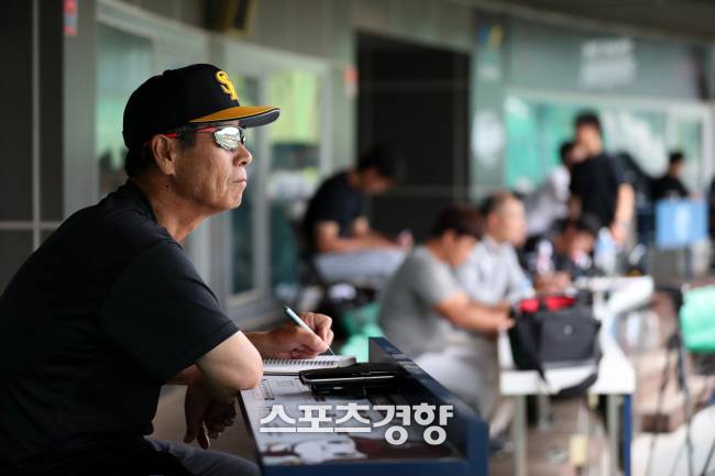 “저 아이 누구지?” 김성근 감독이 LG 젊은 투수에 시선이 머문 이유