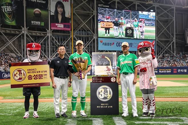34연속 도루로 KBO 신기록 달성…송성문