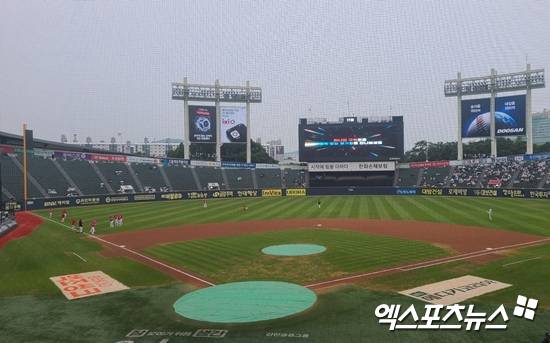 이럴 수가! 시작 25분 전 잠실야구장 비 쏟아졌다→3일 SSG-두산전 20분 지연 개시 [잠실 현장]