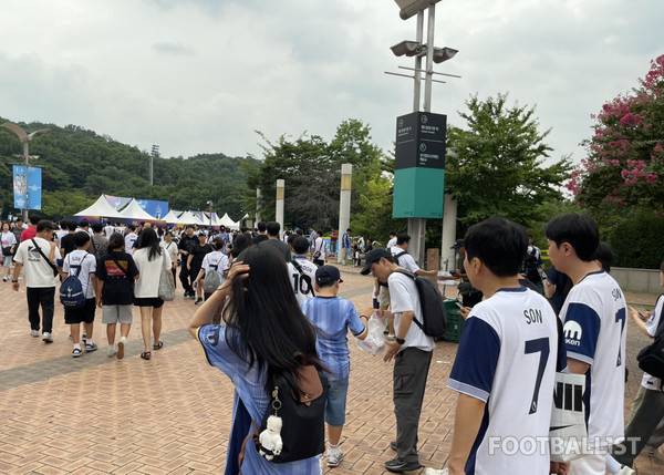 '시간당 30mm 호우 예보'도 막을 수 없다, '손흥민 토트넘 라스트 댄스' 보러 3시간 전부터 '만석'