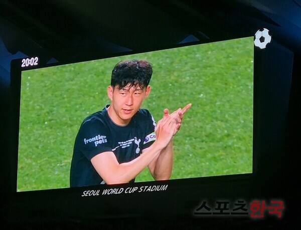 '손흥민 절친' 박서준, 시축에 뜨거운 포옹까지... 찐우정 순간포착[현장 메모]
