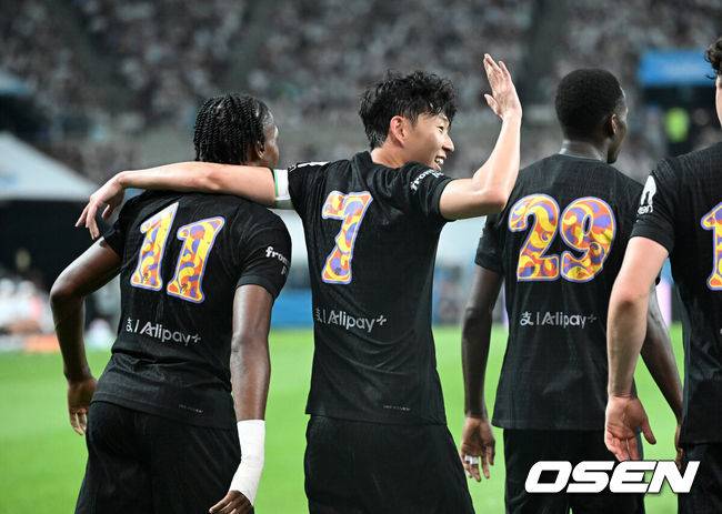 '결국 터져버린 눈물' 손흥민, 토트넘 마지막 경기서 교체 아웃→쿠두스 투입...팬들 함성 속에서 토트넘 커리어 마무리 [후반 진행 중]