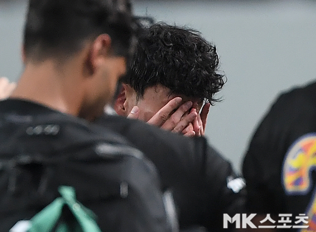 엎드려 하염없이 눈물 펑펑…‘레전드 맞습니다!’ 헹가래 받은 손흥민, 韓에서 토트넘 고별전 [MK상암]