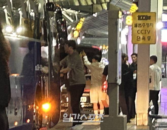 양민혁, 왜 韓 못 떠났나…동료들과 출국장 갔다가 리턴→팬들은 여권 문제 언급 [IS 인천]