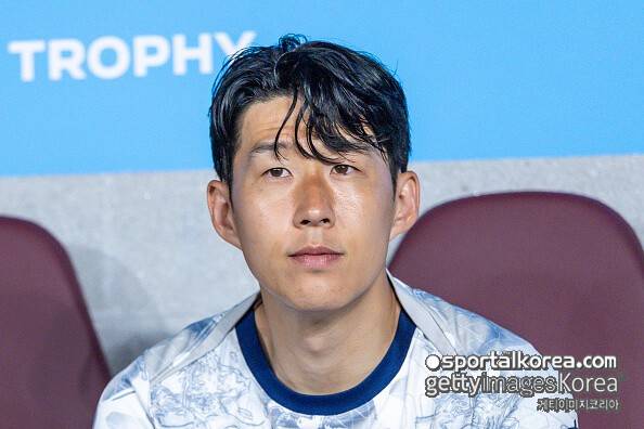 '손흥민 고별전서 이러지 마!' 주장 VS 부주장 '목조르기+어깨싸움' 난리났다...마지막엔 '가드 오브 아너' 훈훈 마무리