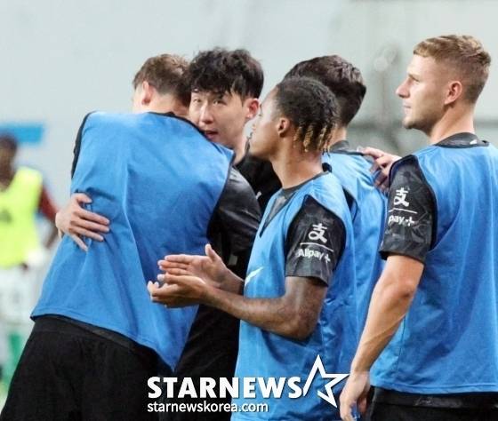 '내 아들의 대부여! SON 잘 가' 데이비스, 눈 빨개져도 울음 꾹꾹 참았다